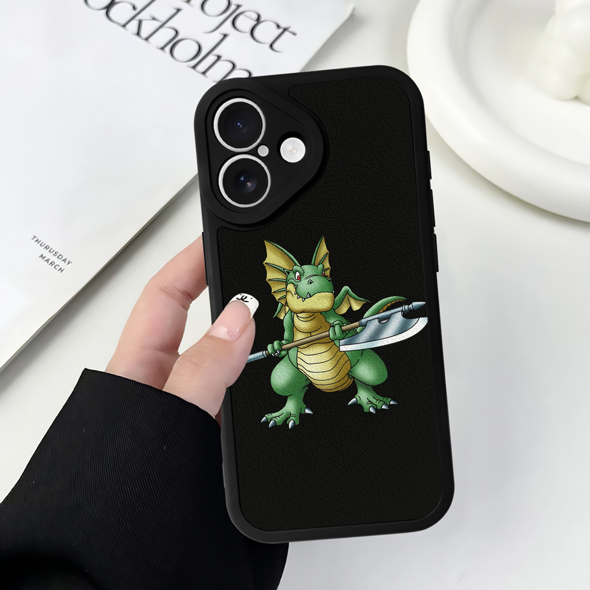 （画像用） ドラゴンクエスト Doragon Kuesuto Dragon Quest 【iPhone 16シリーズ対応】シリコンスマホケース（レザー調） 材質：シリコン